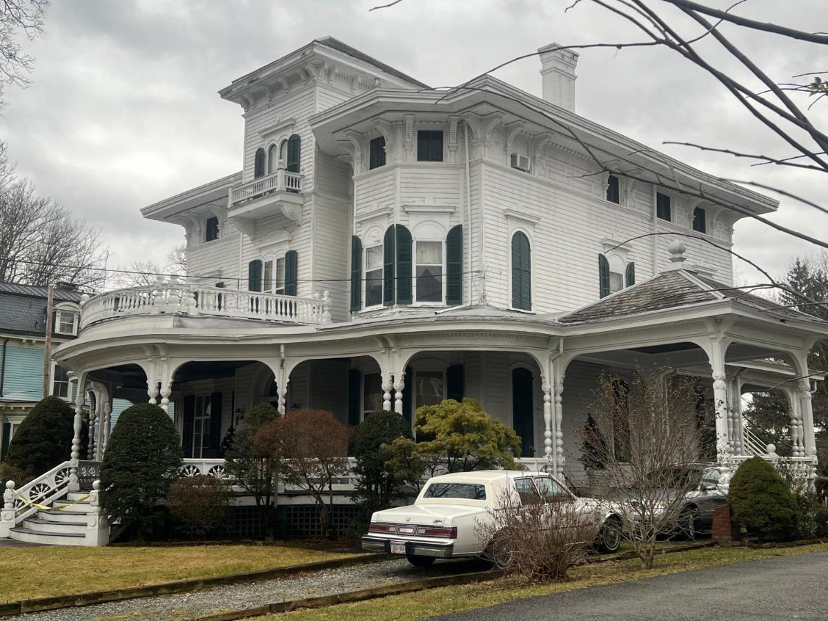 1 Bedroom Private Victorian Apt In Convenient City Location On 5 Acre, Sleeps 4 Poughkeepsie Eksteriør bilde