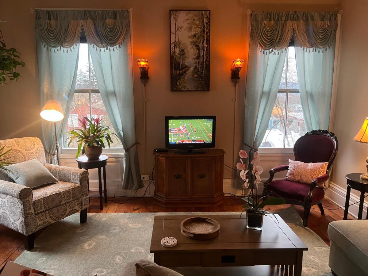 1 Bedroom Private Victorian Apt In Convenient City Location On 5 Acre, Sleeps 4 Poughkeepsie Eksteriør bilde